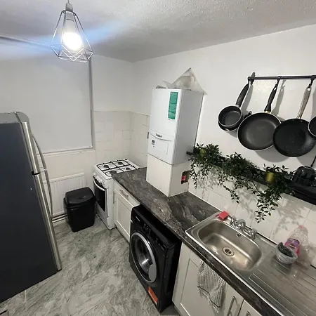 Apartment New! Xtra Large 4 Bedroom Up To 12 Guests London