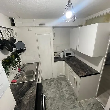Apartment New! Xtra Large 4 Bedroom Up To 12 Guests