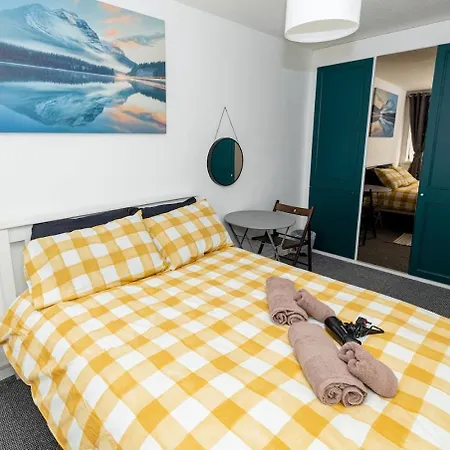 Homestay In Mile End