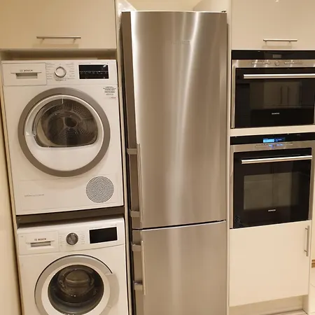 London Luxury 3 Bedroom Sleeps 8 With 3 Bathrooms 5 Mins Walk To Tube Station Free Parking *