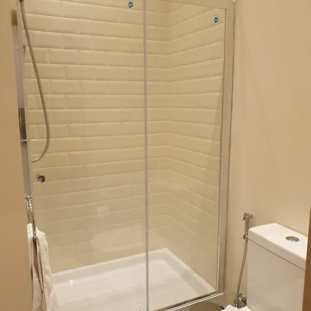 London Luxury 3 Bedroom Sleeps 8 With 3 Bathrooms 5 Mins Walk To Tube Station Free Parking Appartement Ilford