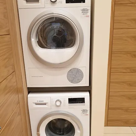 London Luxury 3 Bedroom Sleeps 8 With 3 Bathrooms 5 Mins Walk To Tube Station Free Parking *
