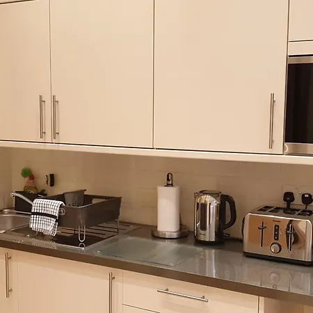 London Luxury 3 Bedroom Sleeps 8 With 3 Bathrooms 5 Mins Walk To Tube Station Free Parking
