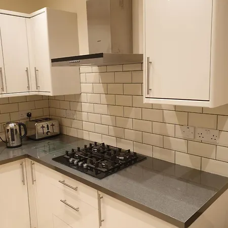 London Luxury 3 Bedroom Sleeps 8 With 3 Bathrooms 5 Mins Walk To Tube Station Free Parking Appartement Ilford
