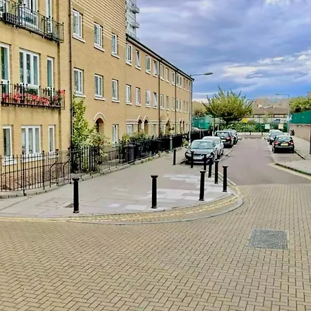 A Beautiful Stylish 2 Bedroom -city Of