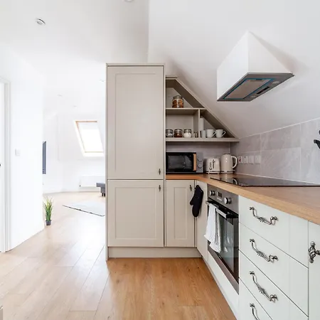 Great 1 Bedroom In Hounslow With Free Parking Apartment