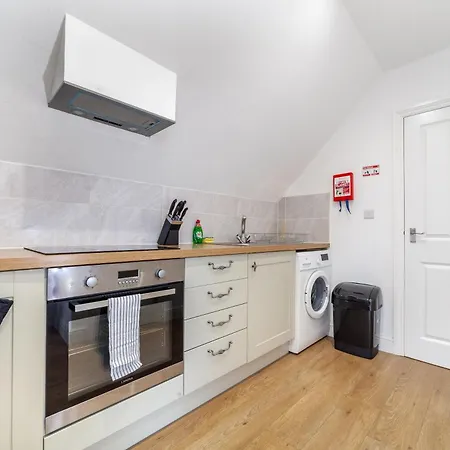 Great 1 Bedroom In Hounslow With Free Parking Apartment *