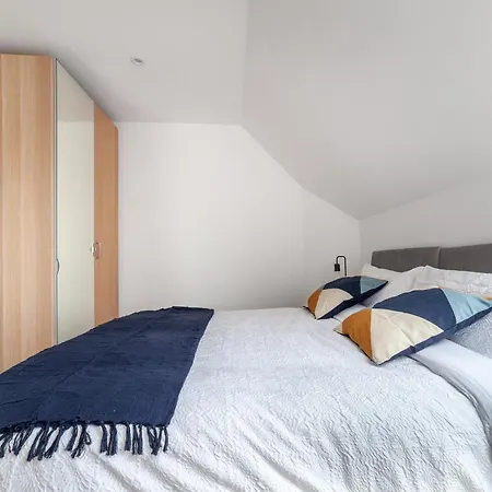 Great 1 Bedroom In Hounslow With Free Parking Apartment