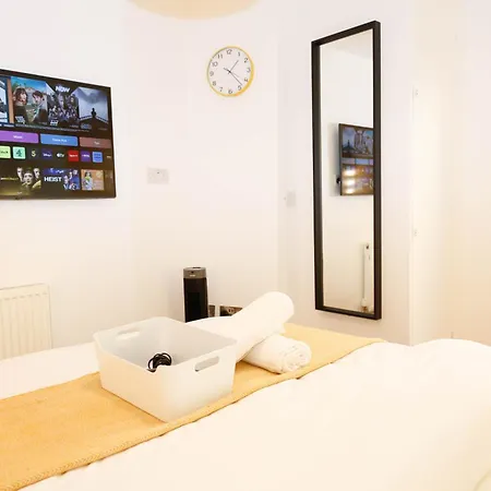 New Luxury In The Heart Of Next To Shops, Cafes, Bars & Metro With Shared Bathrooms Londres