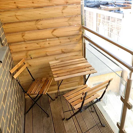 New Luxury In The Heart Of Next To Shops, Cafes, Bars & Metro With Shared Bathrooms