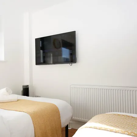 New Luxury In The Heart Of Next To Shops, Cafes, Bars & Metro With Shared Bathrooms Séjour chez l'habitant *