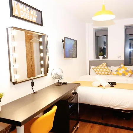 New Luxury In The Heart Of Next To Shops, Cafes, Bars & Metro With Shared Bathrooms * Londres