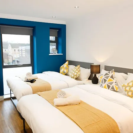 New Luxury In The Heart Of Next To Shops, Cafes, Bars & Metro With Shared Bathrooms * Londres