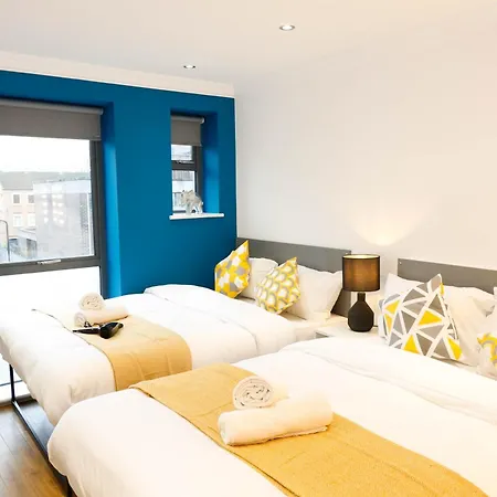 New Luxury In The Heart Of Next To Shops, Cafes, Bars & Metro With Shared Bathrooms * Londres