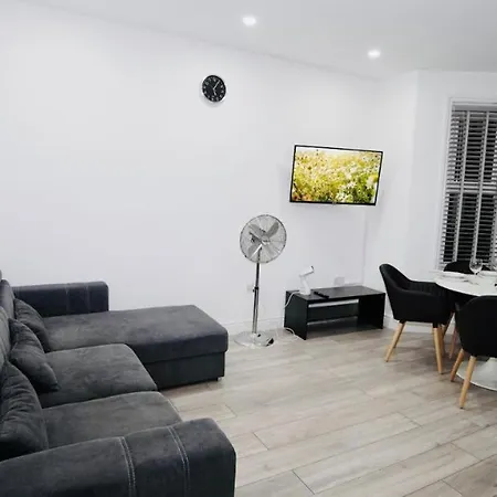 Apartment F3, Luxury Flat Close To Ilford. Sel *