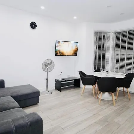 F3, Luxury Flat Close To Ilford. Sel Apartment *