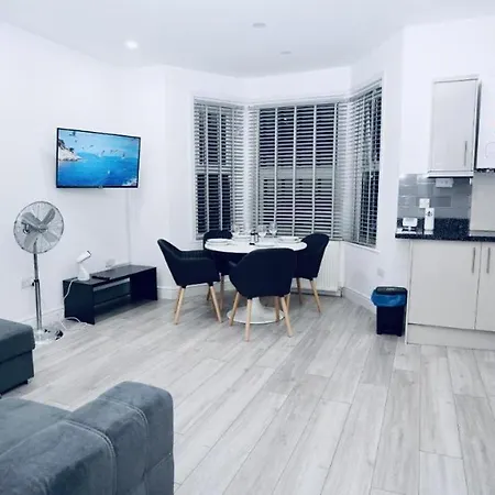 Apartment F3, Luxury Flat Close To Ilford. Sel