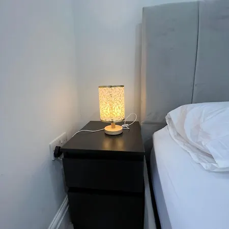 F3, Luxury Flat Close To Ilford. Sel