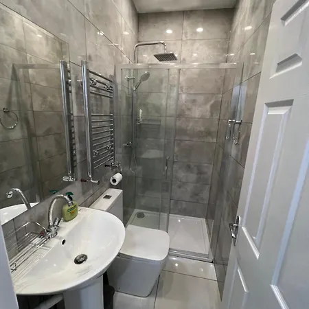 Apartment F3, Luxury Flat Close To Ilford. Sel