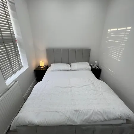 F3, Luxury Flat Close To Ilford. Sel