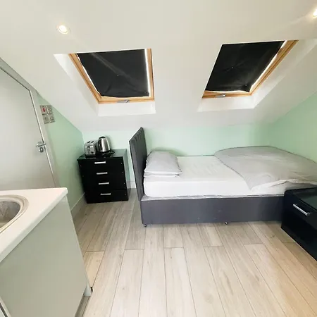 Letzi Premium Cozy Retreat Private En-suite Rooms, Heathrow Airport * Hayes (Greater London)