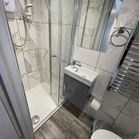 Letzi Premium Cozy Retreat Private En-suite Rooms, Heathrow Airport *