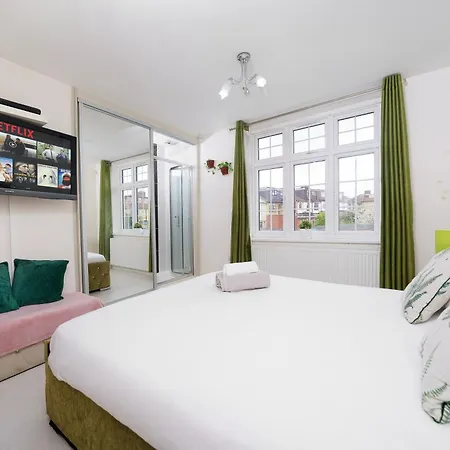 Barking Haven Retreat - Airport - Parking - Train Station Holiday home Barking (Greater London)
