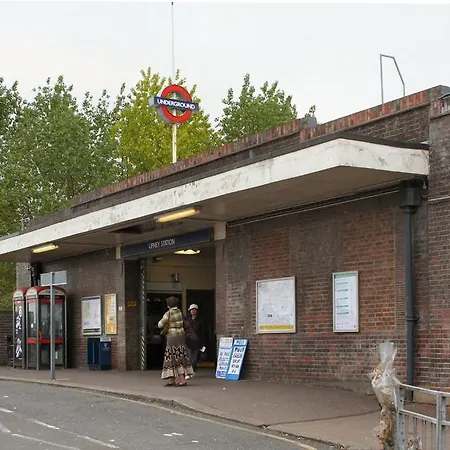 Barking Haven Retreat - Airport - Parking - Train Station Holiday home Barking (Greater London)