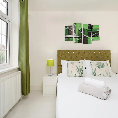 Barking Haven Retreat - Airport - Parking - Train Station *