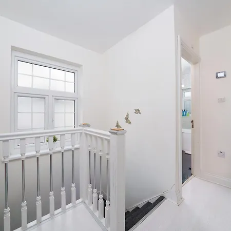 Barking Haven Retreat - Airport - Parking - Train Station
