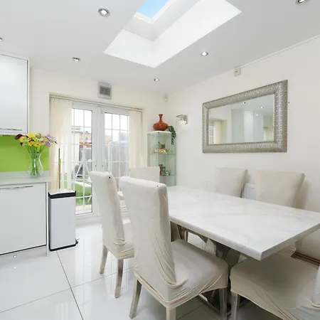 Barking Haven Retreat - Airport - Parking - Train Station Holiday home *