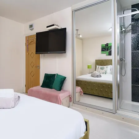Barking Haven Retreat - Airport - Parking - Train Station