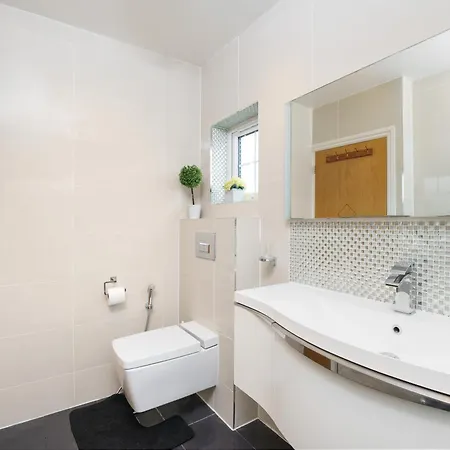 Barking Haven Retreat - Airport - Parking - Train Station Holiday home Barking (Greater London)