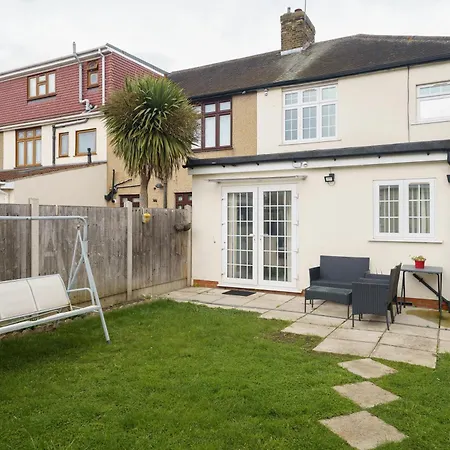Barking Haven Retreat - Airport - Parking - Train Station