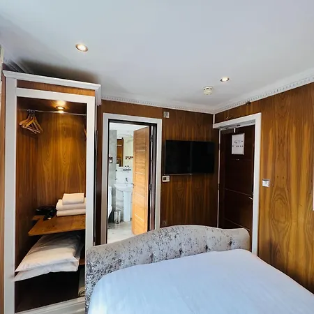 Cheshire Hotel 3*