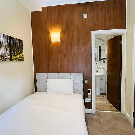 Hotel Cheshire 3*