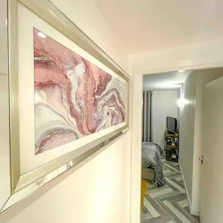 Apartment Central + Gym + Pool + Parking *