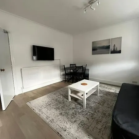 Cosy One-bedroom Furnished Flat! Apartment *