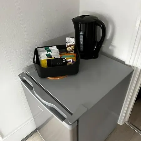 Cosy One-bedroom Furnished Flat! * Ilford