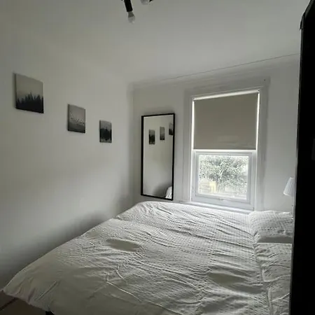 Cosy One-bedroom Furnished Flat!
