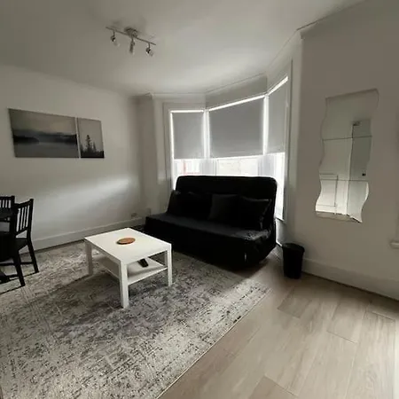 Apartment Cosy One-bedroom Furnished Flat! Ilford