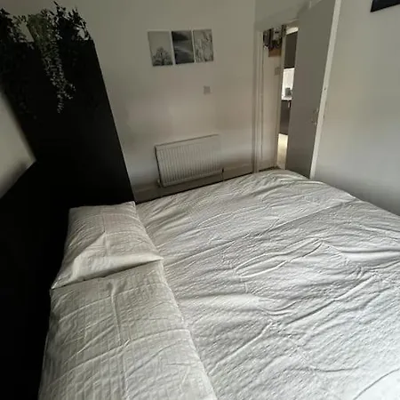 Cosy One-bedroom Furnished Flat! Apartment *
