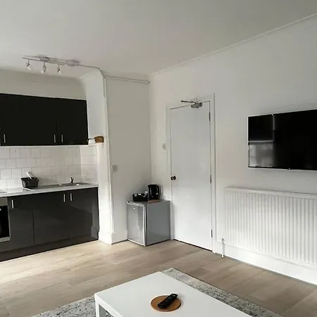 Cosy One-bedroom Furnished Flat! * Ilford