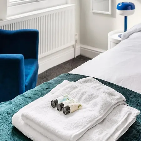 Uksas Two Bed Flat Park Front London