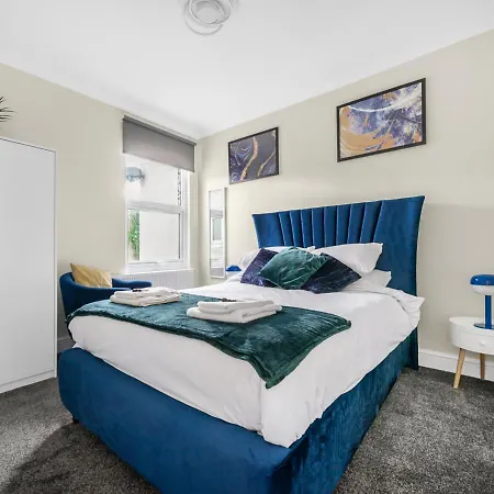 Apartment Uksas Two Bed Flat Park Front London