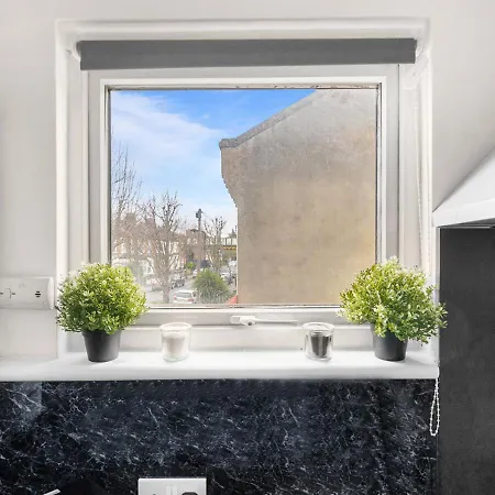 Uksas Two Bed Flat Park Front *
