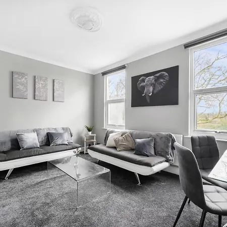 Uksas Two Bed Flat Park Front