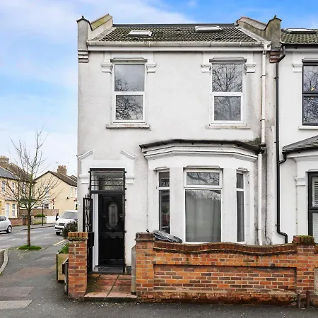 Uksas Two Bed Flat Park Front Apartment *