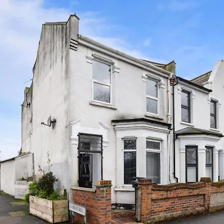 Uksas Two Bed Flat Park Front