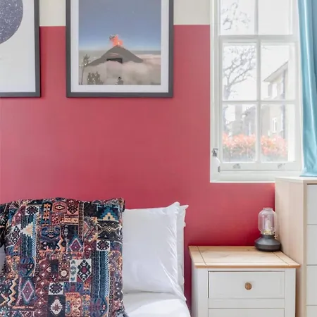 Apartment Stylish Bohemian 2bd Flat Mile End Park!